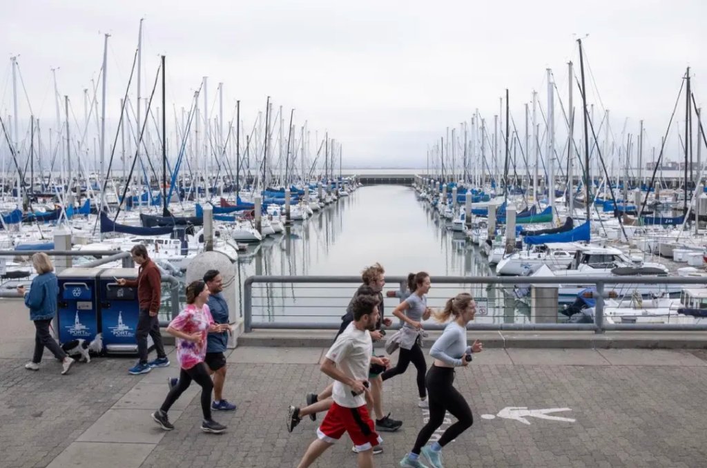 旧金山初创公司创始人们沿Embarcadero滨海大道跑步