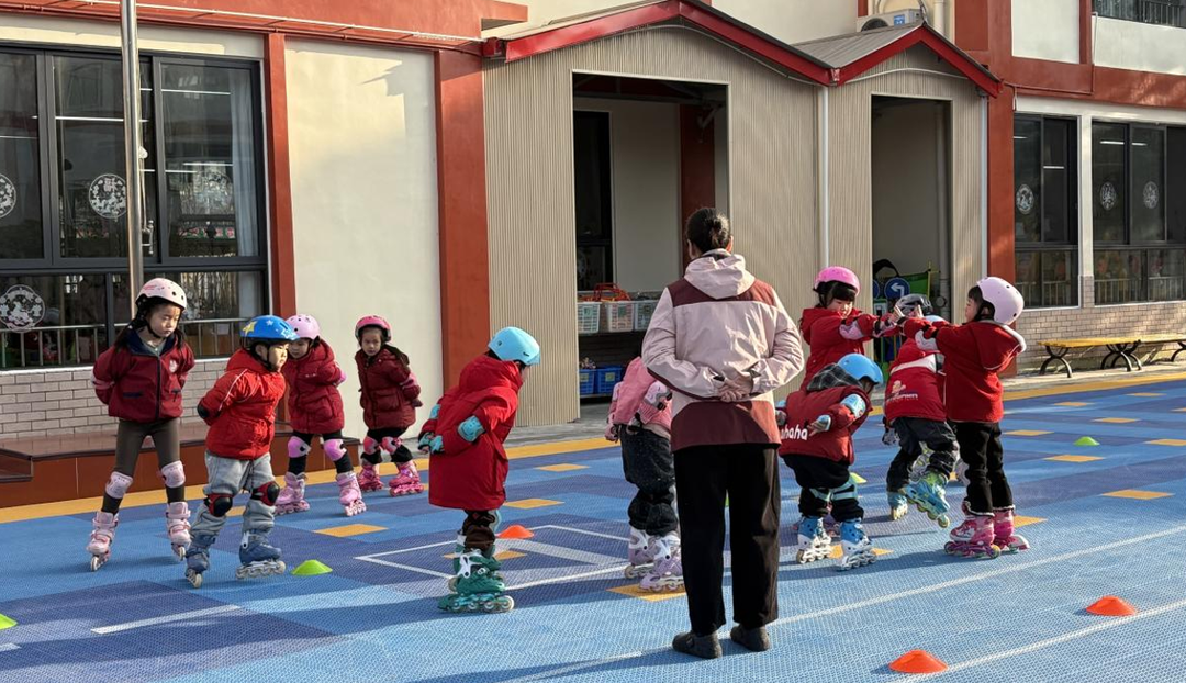 绵竹幼儿园小朋友在新操场展示轮滑特色表演