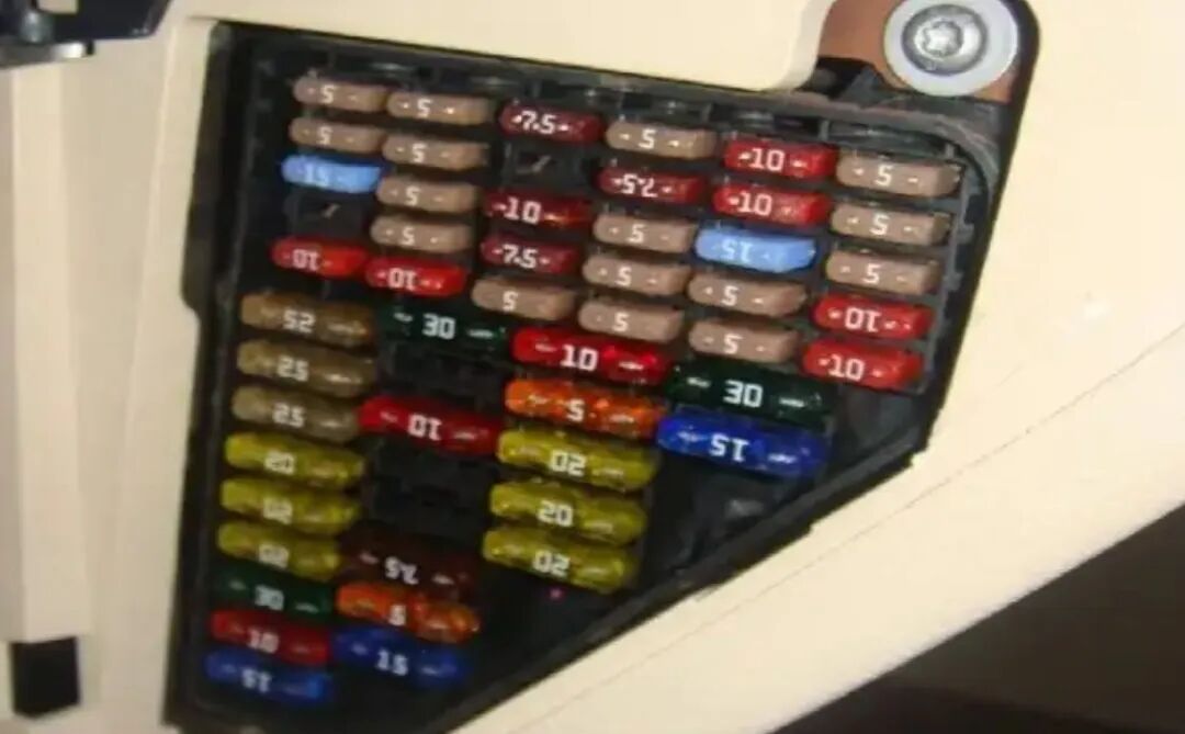 图1 汽车传统的可更换保险丝的保险丝盒