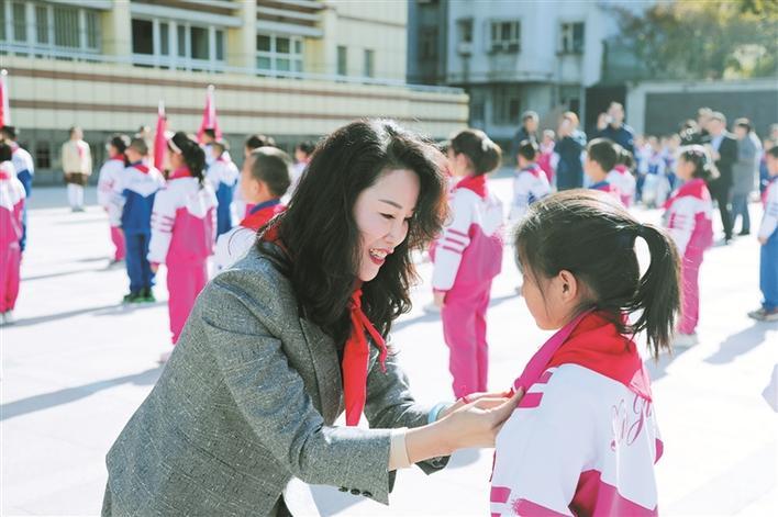 辛勤浇灌百花开