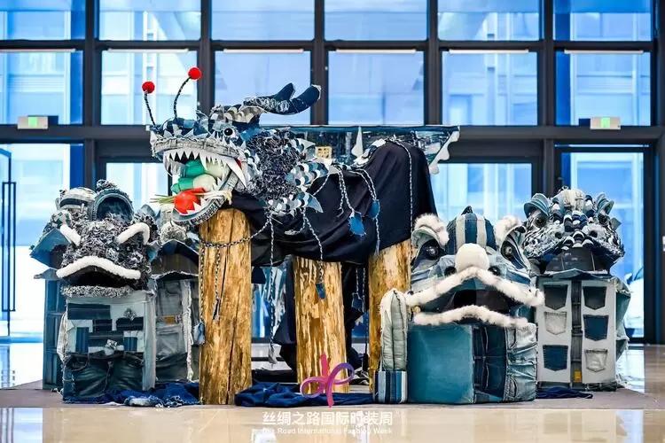 图：利用西樵牛仔面料创意制作的艺术装置