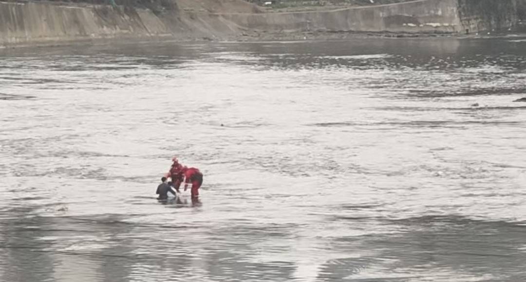 消防员帮助唐琪和女孩顺利脱困