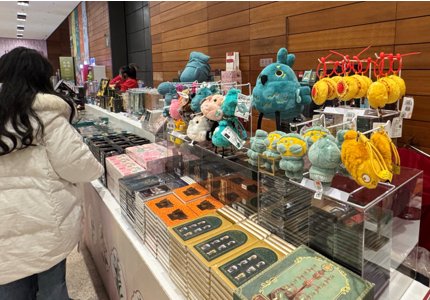 　　图为游客在选购文创产品