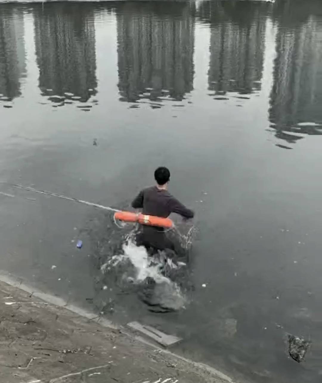 唐琪跳入冰冷河水中营救落水女孩