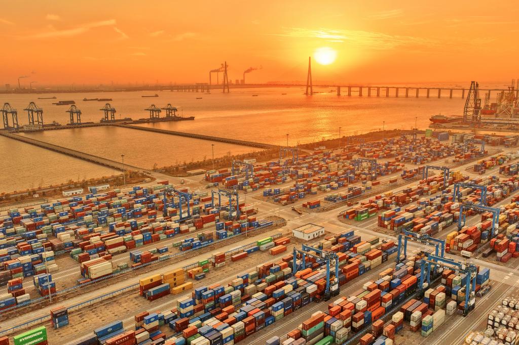  2025年12月9日拍摄的南通港通海港区集装箱码头（无人机照片）。新华社发（许丛军摄）