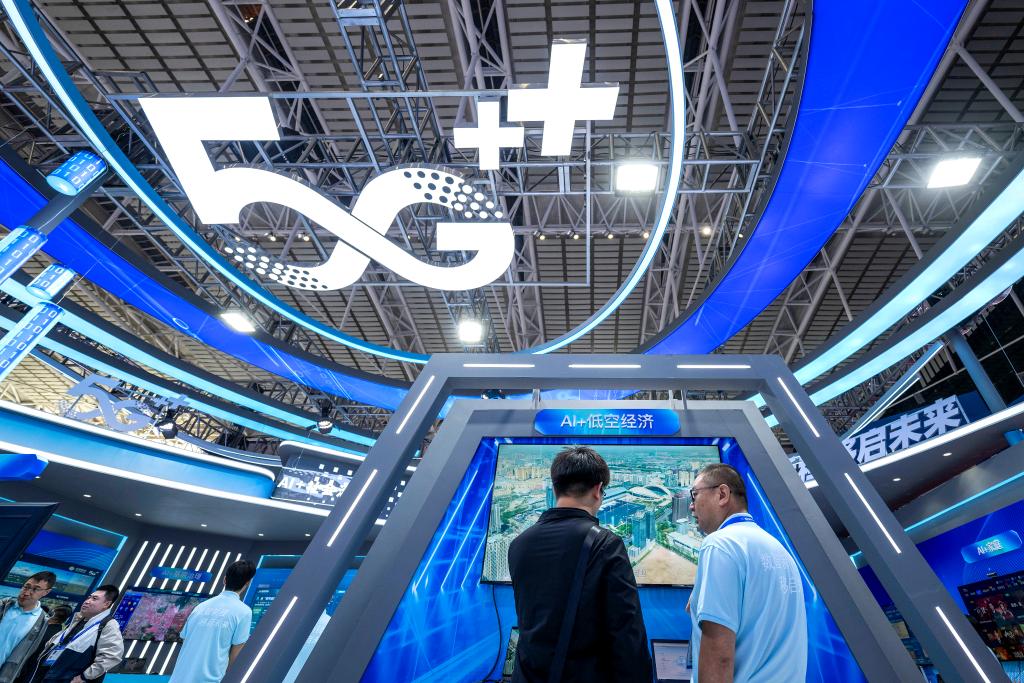   2025年5月19日，在哈尔滨举办的第三十四届哈洽会上，工作人员在讲解“AI+低空经济”内容。新华社记者 张涛 摄