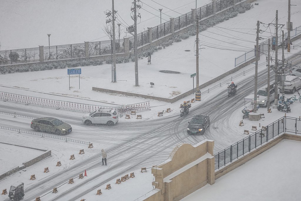 　　2026年1月19日，河南郑州，根据气象预报，本轮降雪迎来最强时段，城市落下鹅毛大雪，道路出现积雪