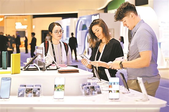 1月20日，“广货行天下”春季行动手机专场活动在东莞启幕。图为国际旅客在手机专柜体验“广东造”手机（资料图）