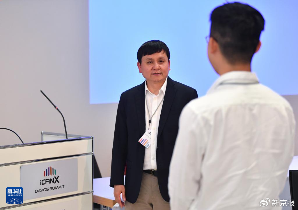 ▲资料图：国家传染病医学中心主任张文宏（左）。图/新华社​