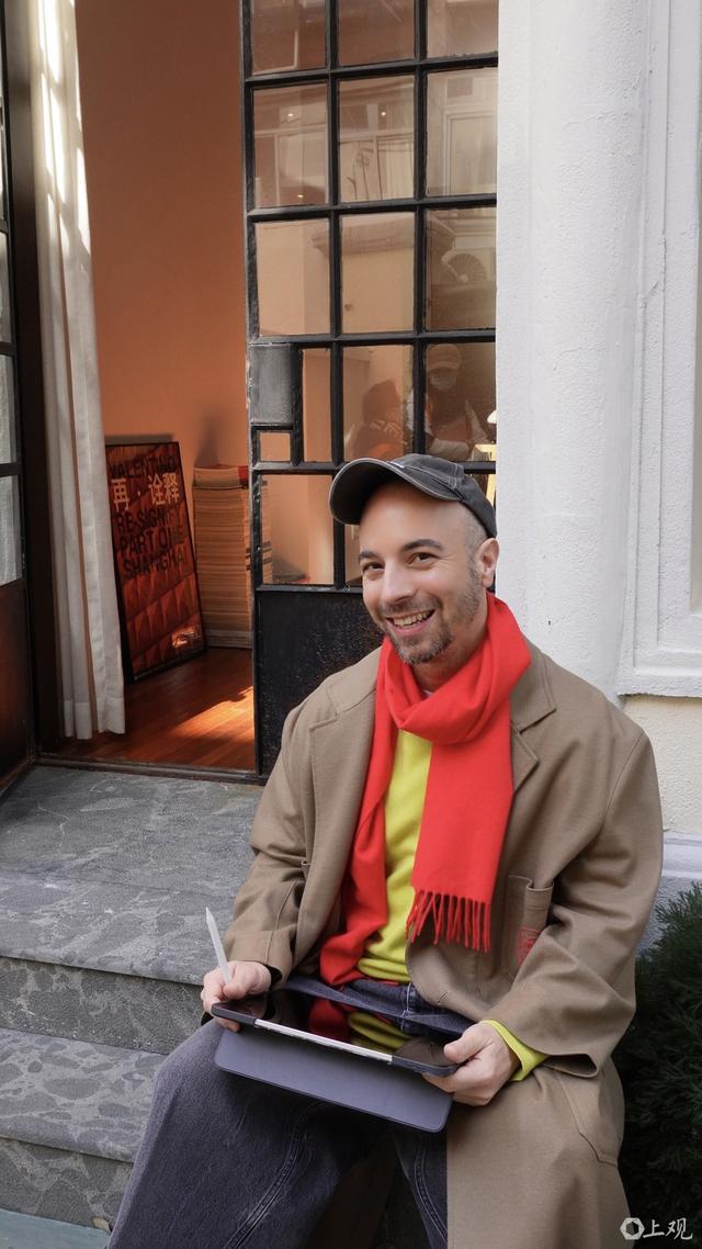 安德烈亚喜欢坐在家门口的石阶上工作 实习生 汪含真 摄