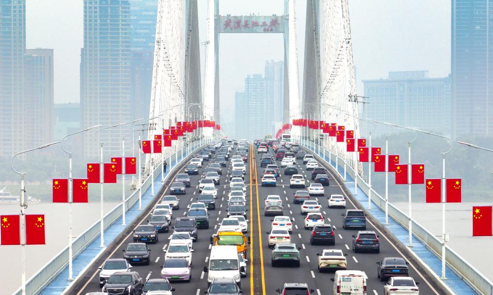  2025年10月1日，国庆假期第一天，车辆行驶在湖北省武汉长江二桥上（无人机照片）。新华社记者 肖艺九 摄
