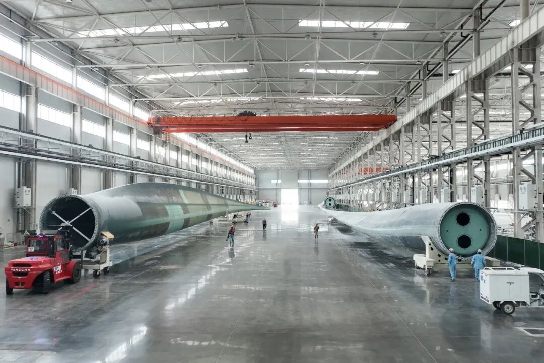 中车新能源装备生产基地工人正在赶制订单。韩文洲、李院红摄