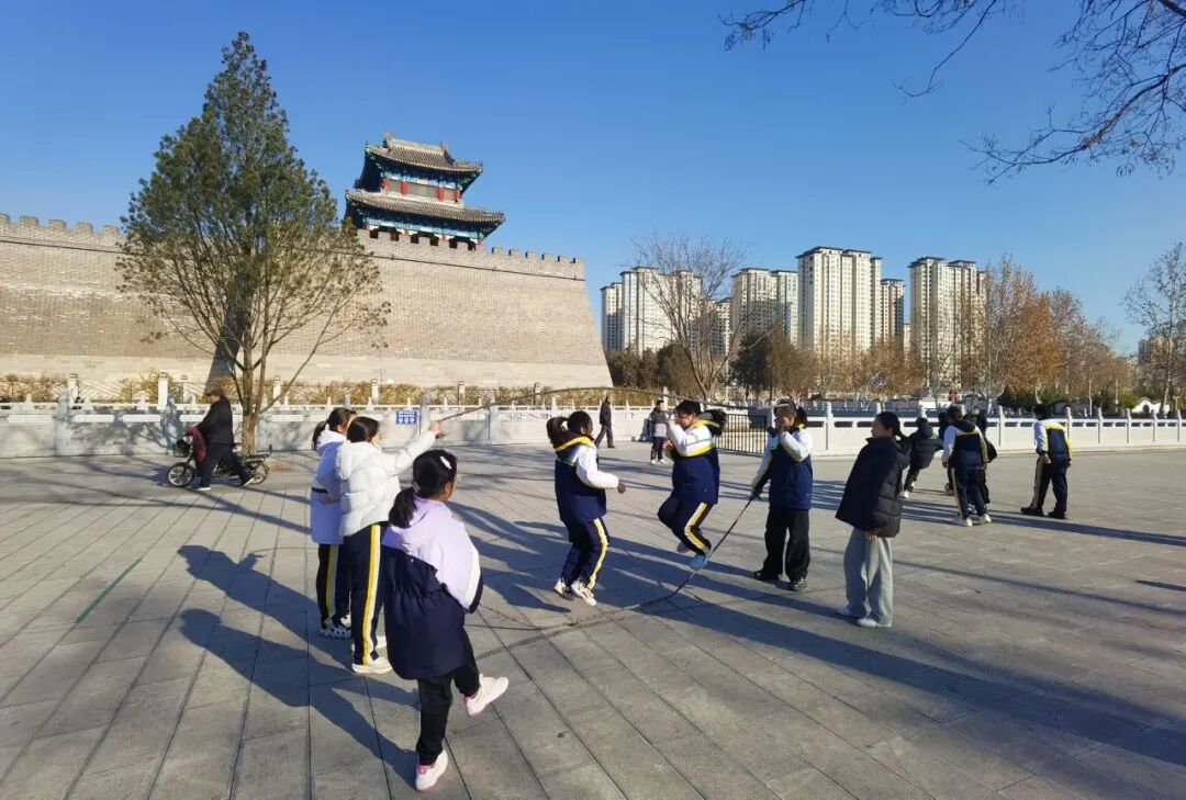 市马路街小学学生在角楼广场上体育课。黄涛摄