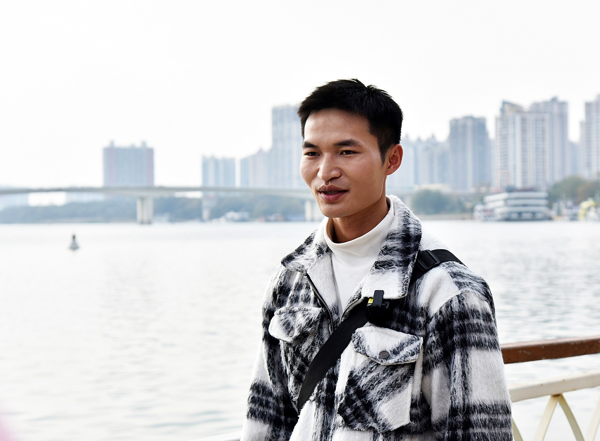     ▲林宏骏在邕江边讲述当天救人的情形。本报记者刘增璇 摄