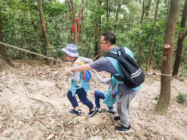 　　一位爸爸带着孩子们一同登山，乐享亲子时光。图片由受访者提供