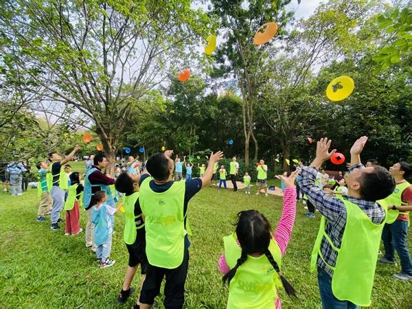 　　深圳“父出行动”活动现场，参与者们在开展集体游戏。图片由受访者提供