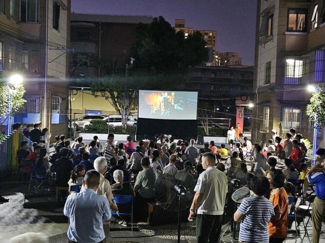 去年，两次提价的东四小区物业费收缴率达100%。图为小区物业举办观影纳凉晚会，现场人头攒动。