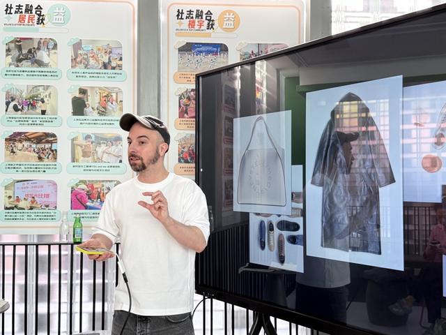 安德烈亚在沙龙上介绍皮具知识 街道供图