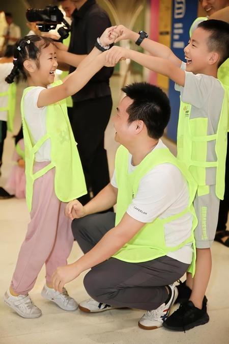 　　一位爸爸与孩子共同参与趣味游戏。图片由受访者提供