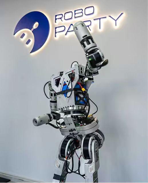 ▲原型机和LOGO合影