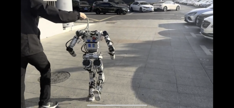 ▲机器人跑步实拍