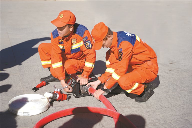 图为宣传员现场展示各类装备的操作方法。记者　余书冉　摄