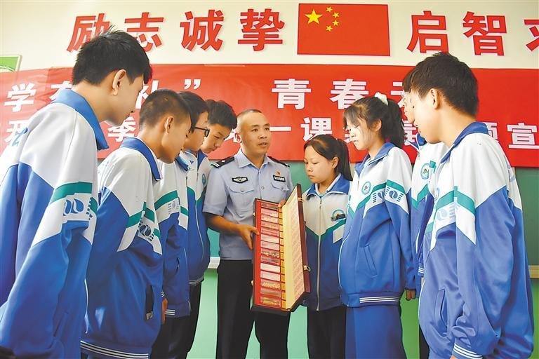 谢武东在学校开展禁毒宣传。图片由受访者提供