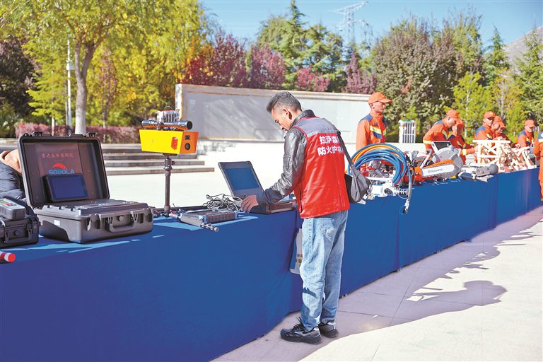 图为群众现场体验消防设备。记者　余书冉　摄