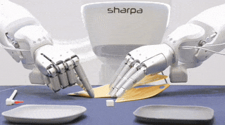 △ Sharpa机器人在CES 2026上叠风车，视频：企业提供