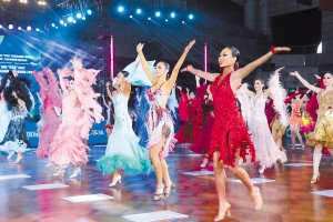 　　开幕式表演点燃全场激情。本报记者 韩伟摄