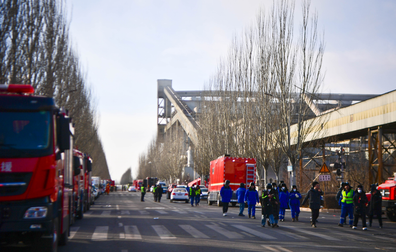 图为1月19日下午，来自消防、应急、公安、医疗等多支专业救援队伍仍在紧张开展排险救援工作。记者 吴勇摄