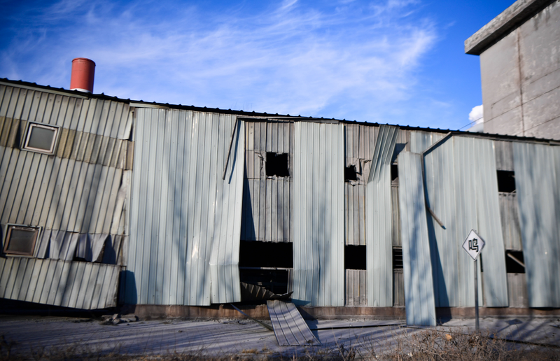 图为1月19日下午，厂区内部分厂房结构变形。记者吴勇摄