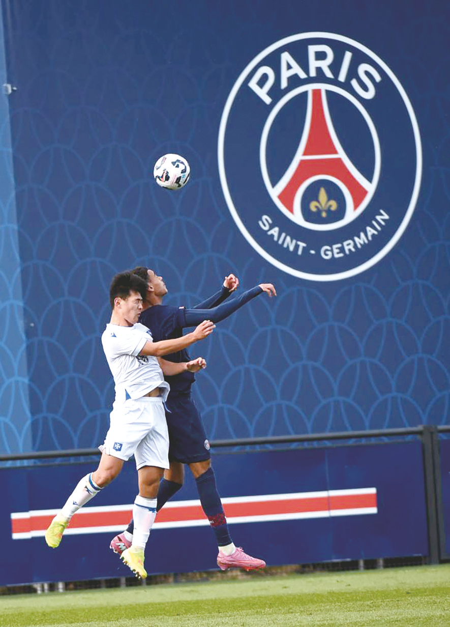     1月13日，中国犀旺队球员邵明震（左）在比赛中争顶。 新华社发