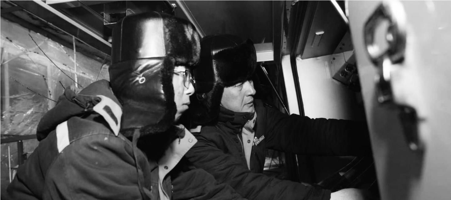 蒋昀峰和同事雪夜抢修，为老人接通“生命线”。 张馨圆 摄