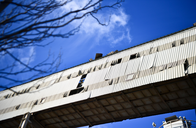 图为1月19日下午，厂区内部分厂房结构变形。记者吴勇摄