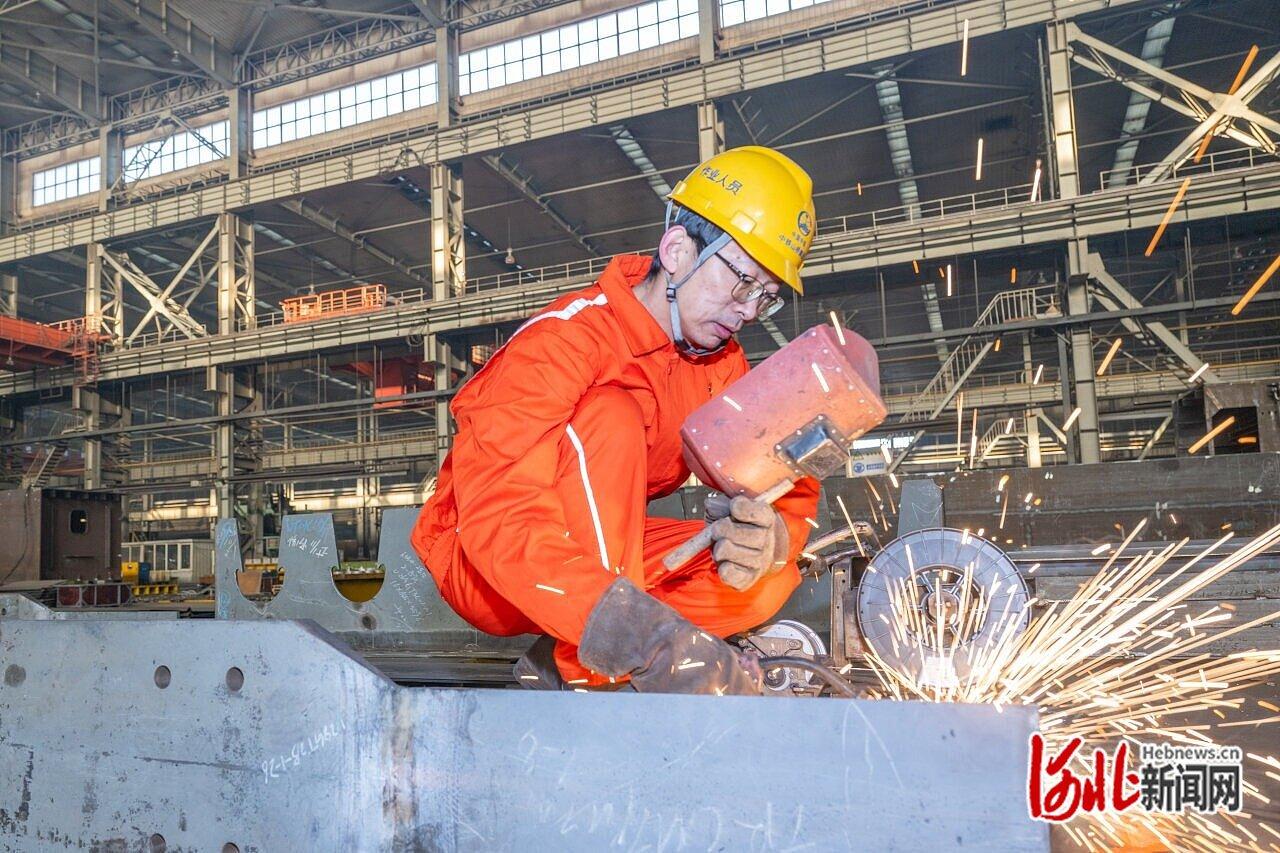 1月11日，张明在焊接车间作业。河北日报记者 赵杰摄