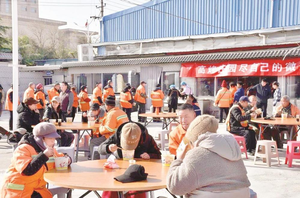 １月15日，武安市高烤庄园店主杜海璞准时设宴，践行“请环卫工吃热饭”的承诺。 尹京津 摄
