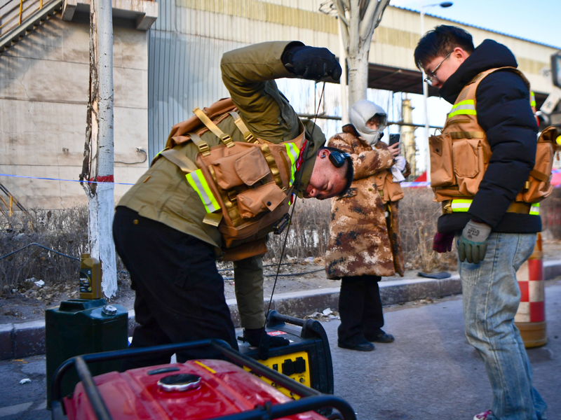 图为1月19日下午，相关救援队进行无人机侦查准备。记者 吴勇摄