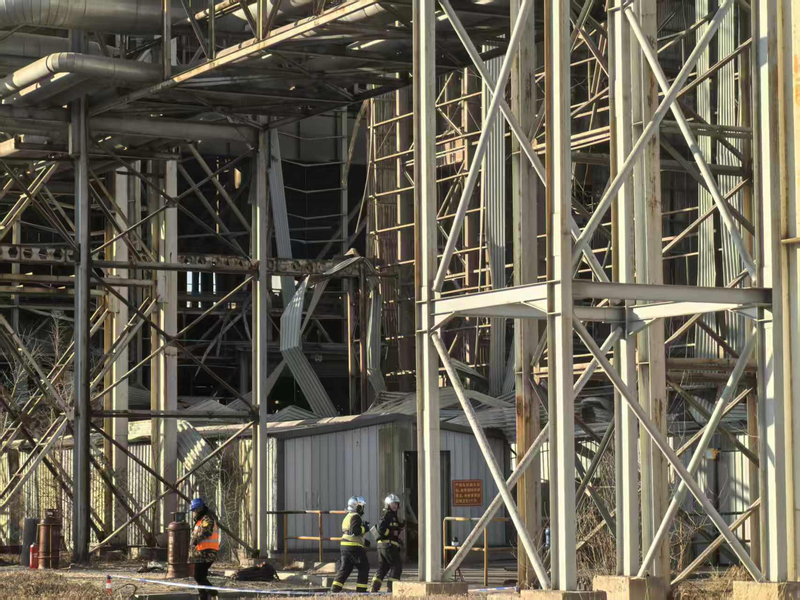 图为1月19日下午，厂区内部分厂房结构变形。记者张枨摄