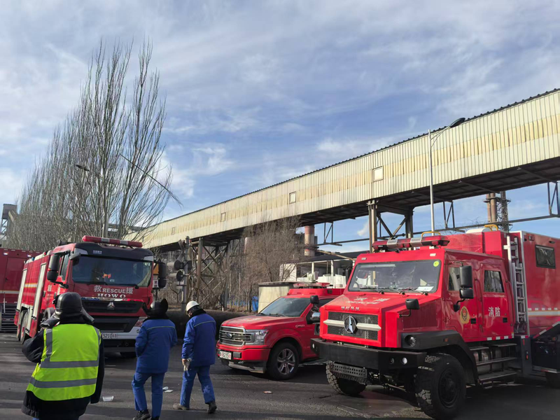 图为1月19日下午，现场救援队伍。记者 张枨摄