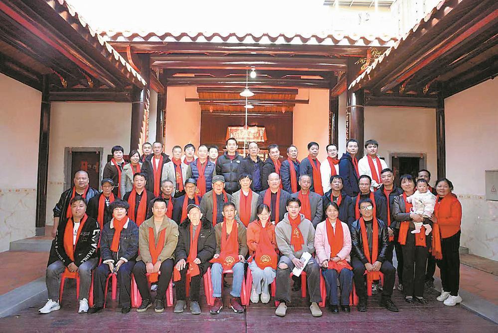 颜祯汉一家三口和溪尾社区的族亲合影。本报记者 汪洁 通讯员 黄冰倩 摄