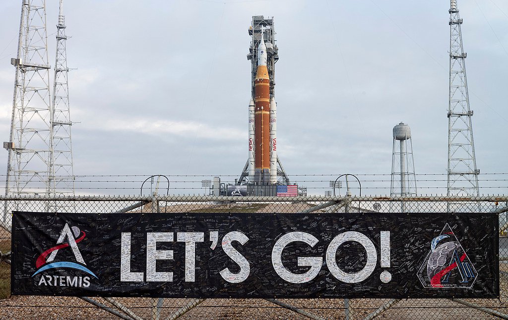 美“登月火箭”就位，离发射还有多远？美媒：尚存很多变数