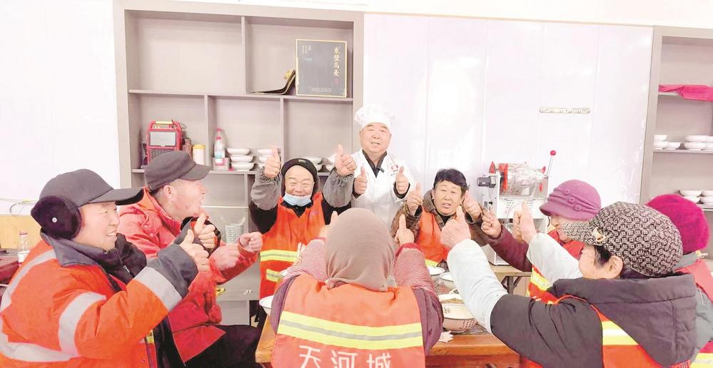 在魏县申家饸饹馆内，申文堂免费宴请当地老人与环卫工人，以一碗热面，传递敬老爱亲的好风尚。 王丹丹 摄