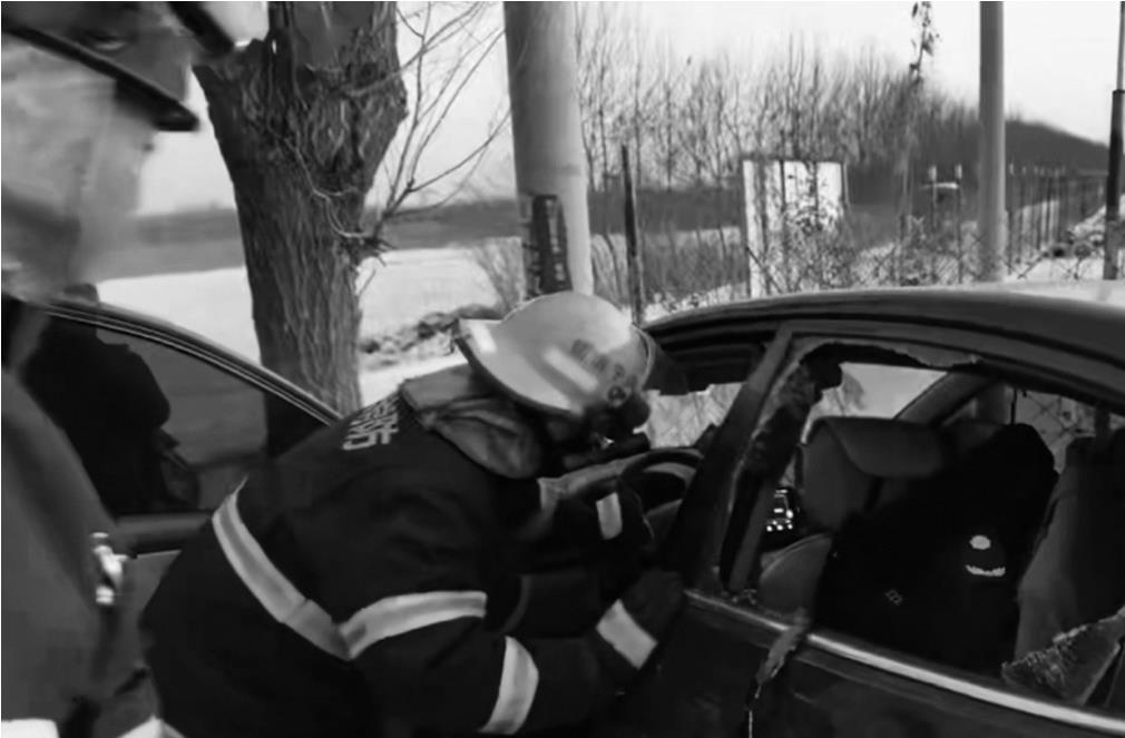 消防员采用破拆方式实施救援。 受访者供图