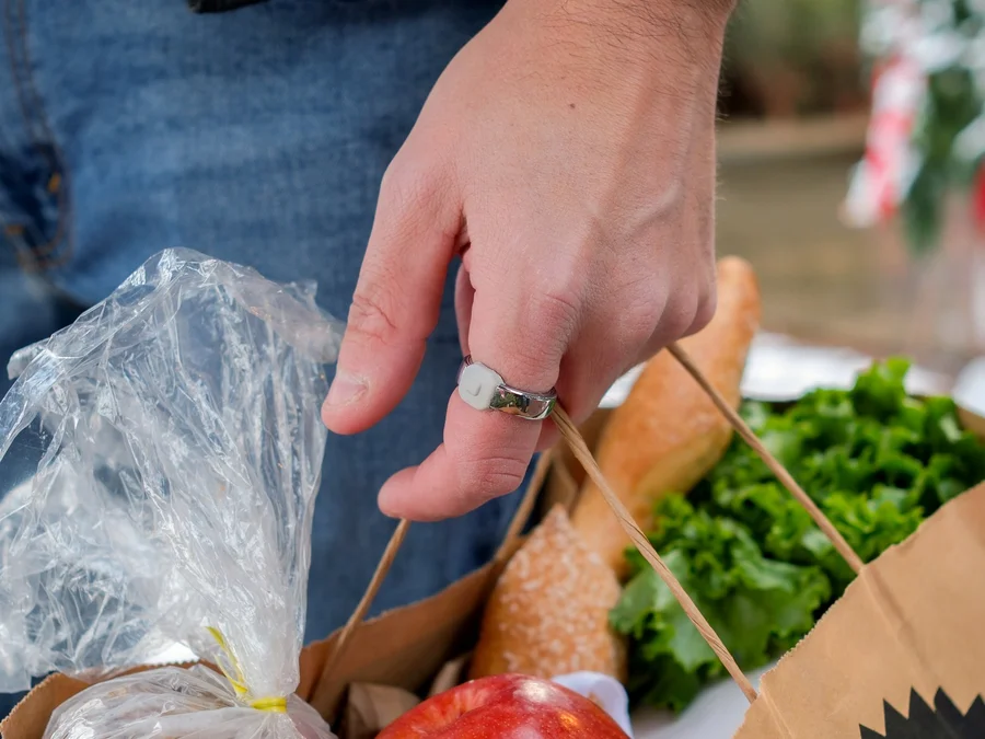  Pebble Index戒指只需按下按钮即可记录你的思想。 