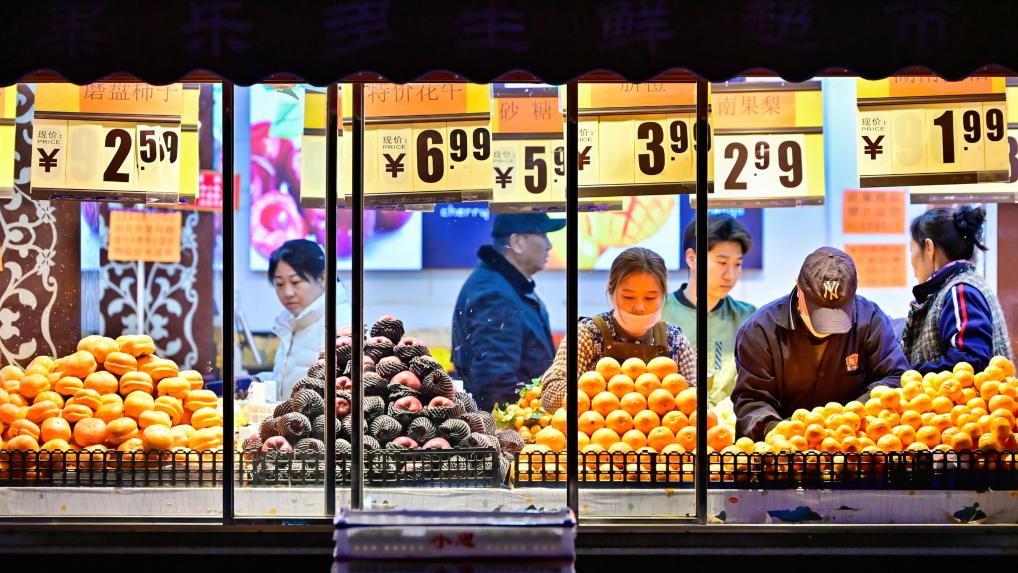   2025年12月10日，消费者在天津市滨海新区的一家超市选购商品。新华社发（杜鹏辉摄）