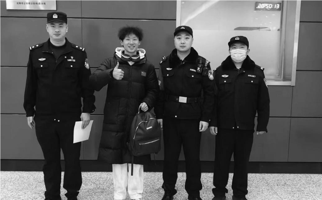 沈阳地铁公安一小时寻回背包，大学生游客周同学当场写下一封“热乎乎”的感谢信，字里行间是满满的感动与感谢。 警方供图