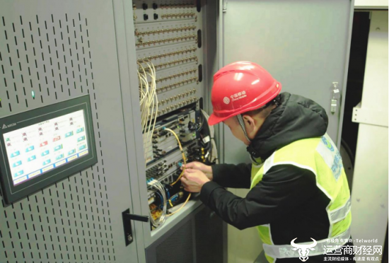 （湖北移动技术人员在企业化工园区现场检测设备运行状态）