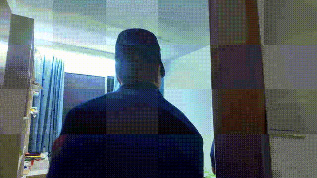 消防员赶到男孩家中。图源：金华消防