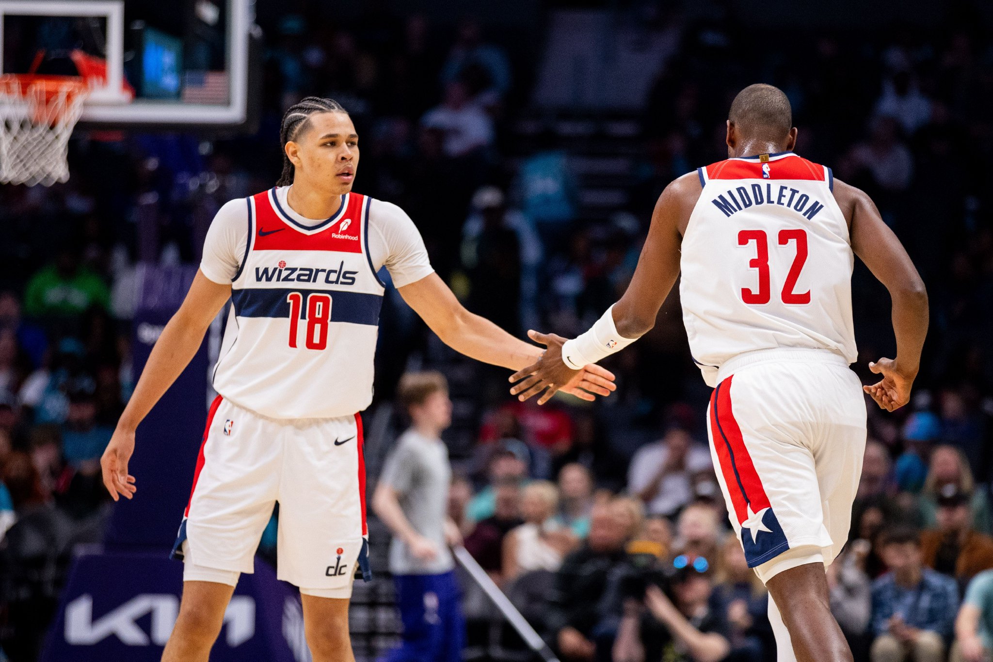 TA记者：预计奇才在交易截止日前会继续活跃 他们愿意接手大合同